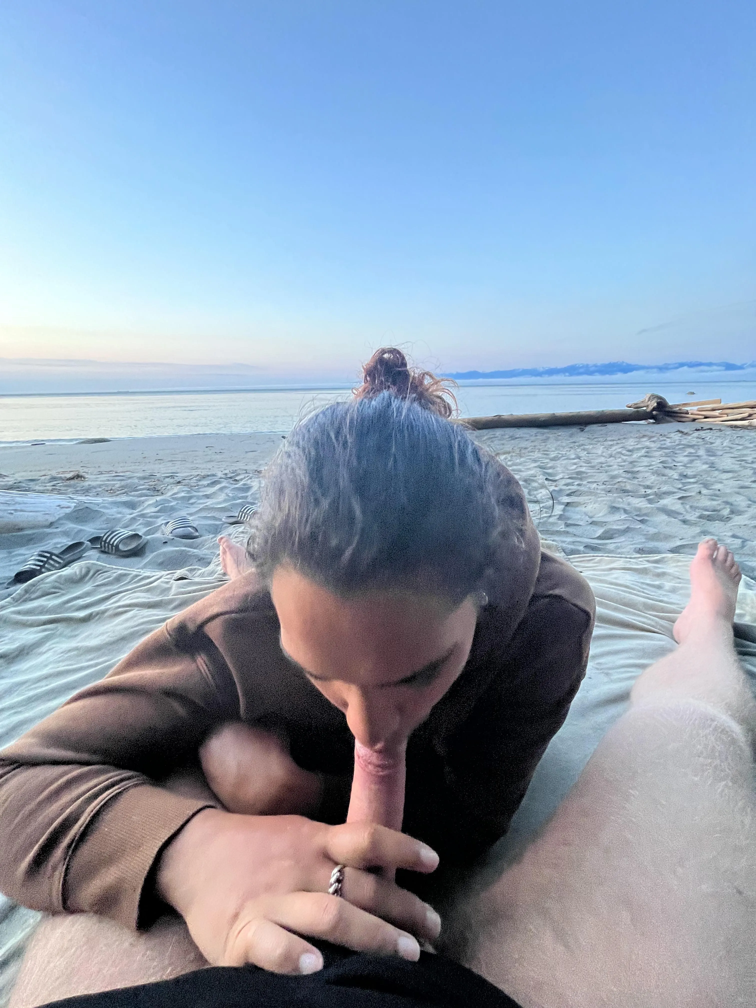 Blowjobs feel better on the beach
