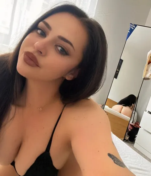 Does wifey know that you lock yourself in the bathroom and goon to the thought of being crushed by my thick ass? š¤
