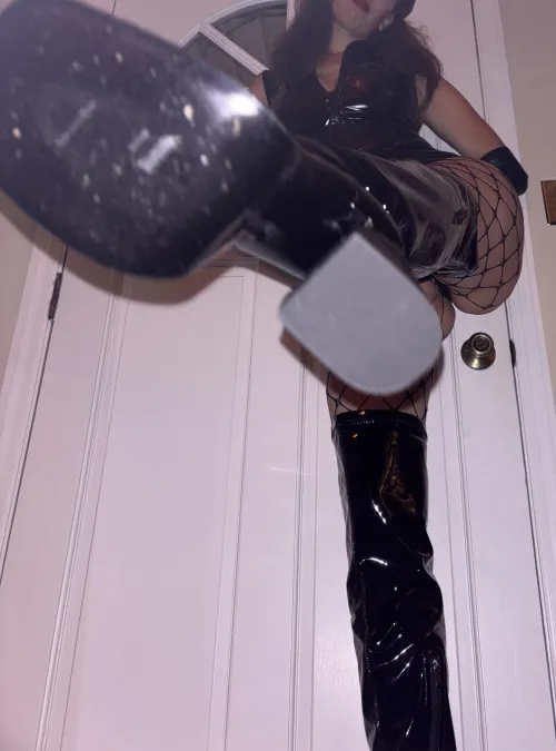 Does your wife know you let me step on you? 🖤