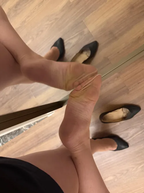 Fresh out of my work heels with a delicious toe aroma!