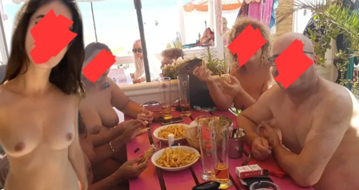 Having lunch after à nude swim