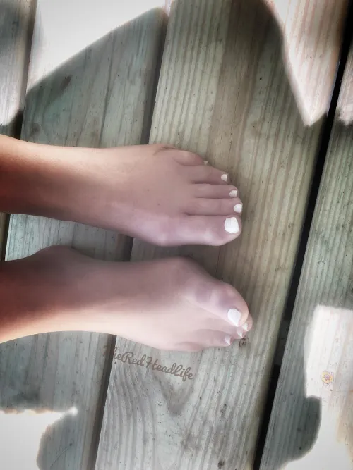 Pantyhose toes on my deck😎👙☀️
