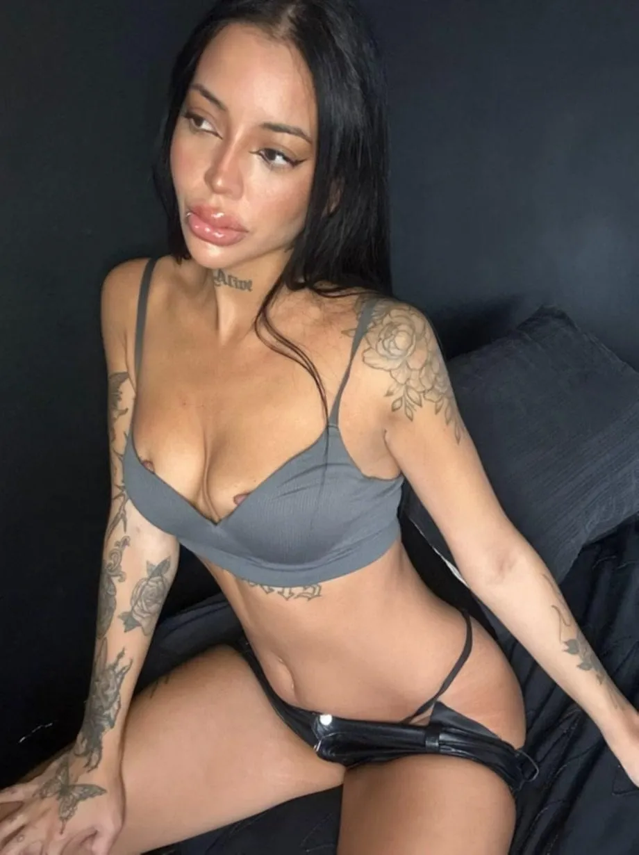 Sono una cattiva ragazza che ha bisogno di essere punita e la voglio per tutta la notte