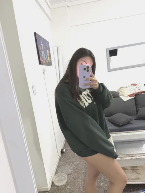 22 [f4m] Bored, wet and waiting in AA… don’t waste my time