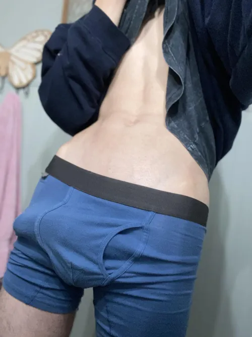 24 love it when i catch ppl staring at me