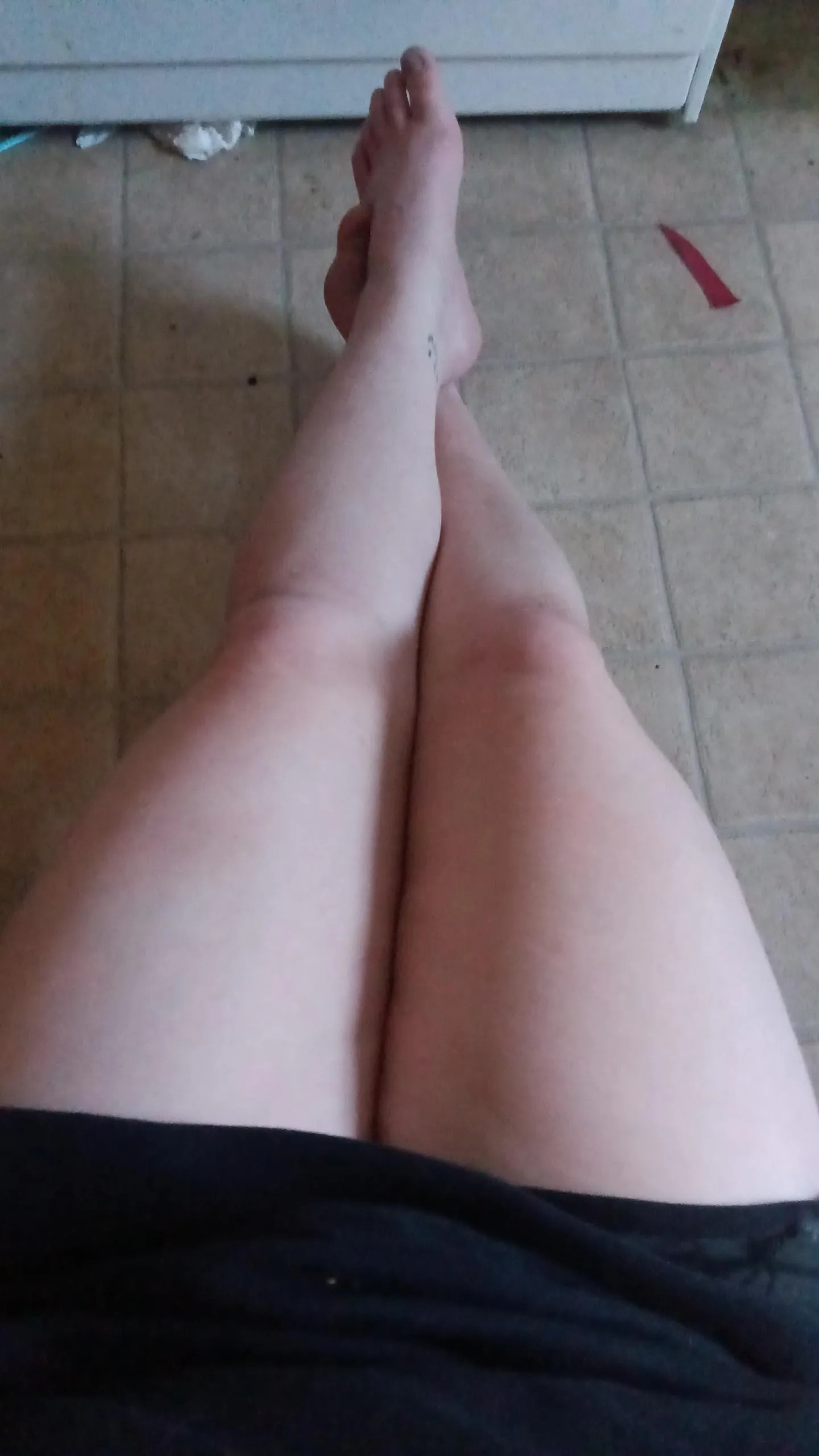 Cleaning my house thigh pic ❤️