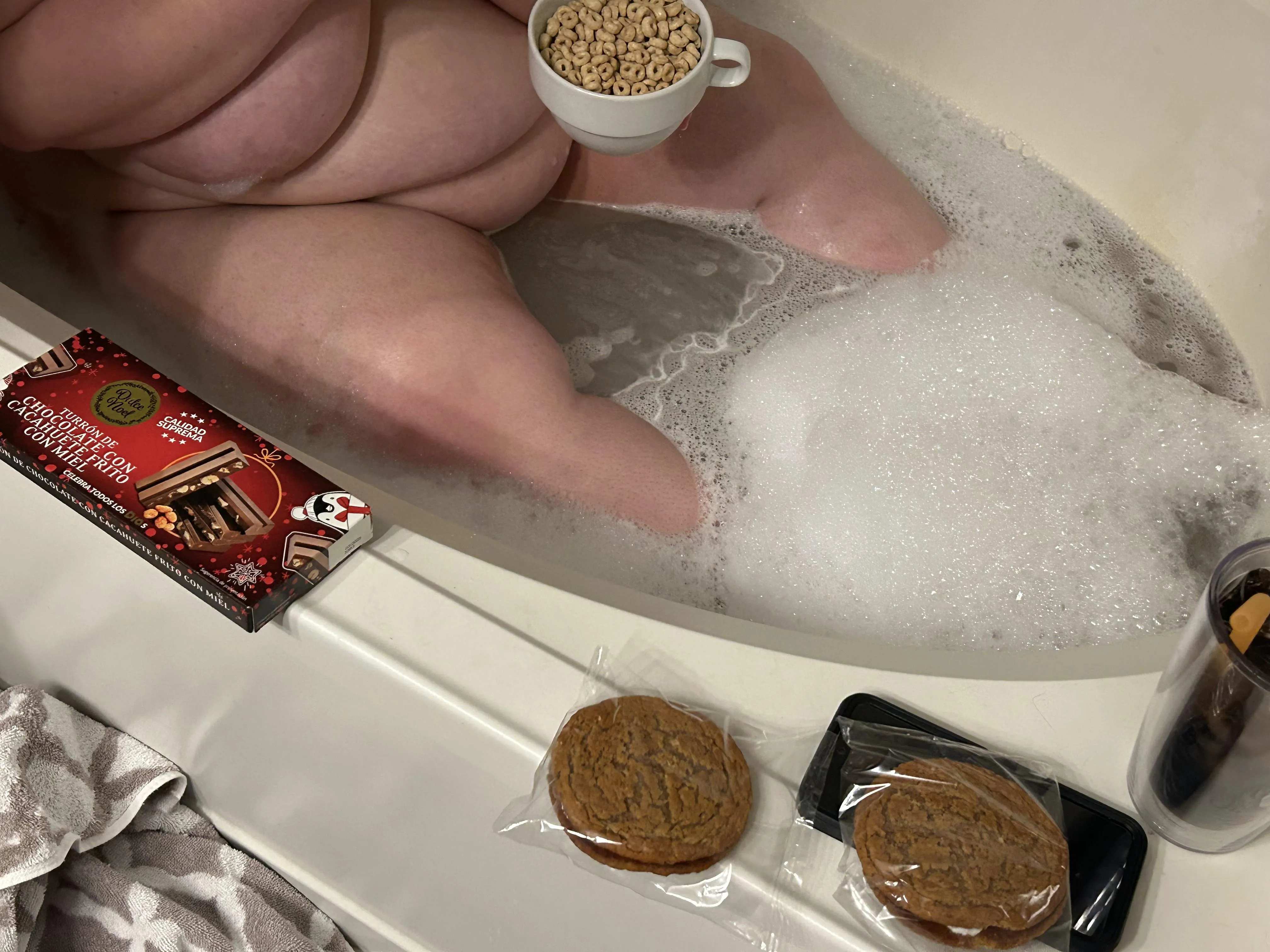 I can’t help it, love baths and looove snacking 🤤🤭🐷