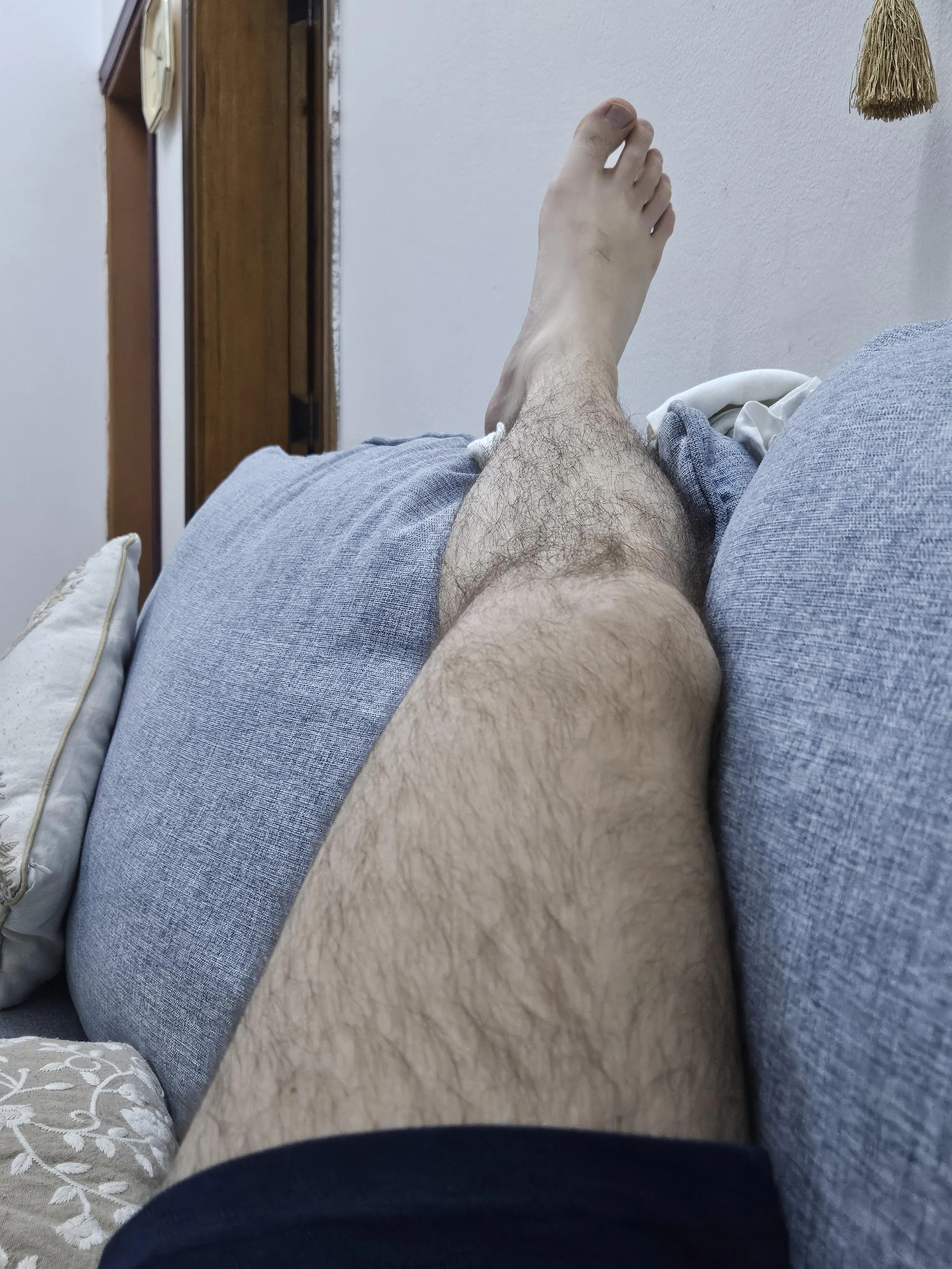I want hairy men to come and rub my feet 😌