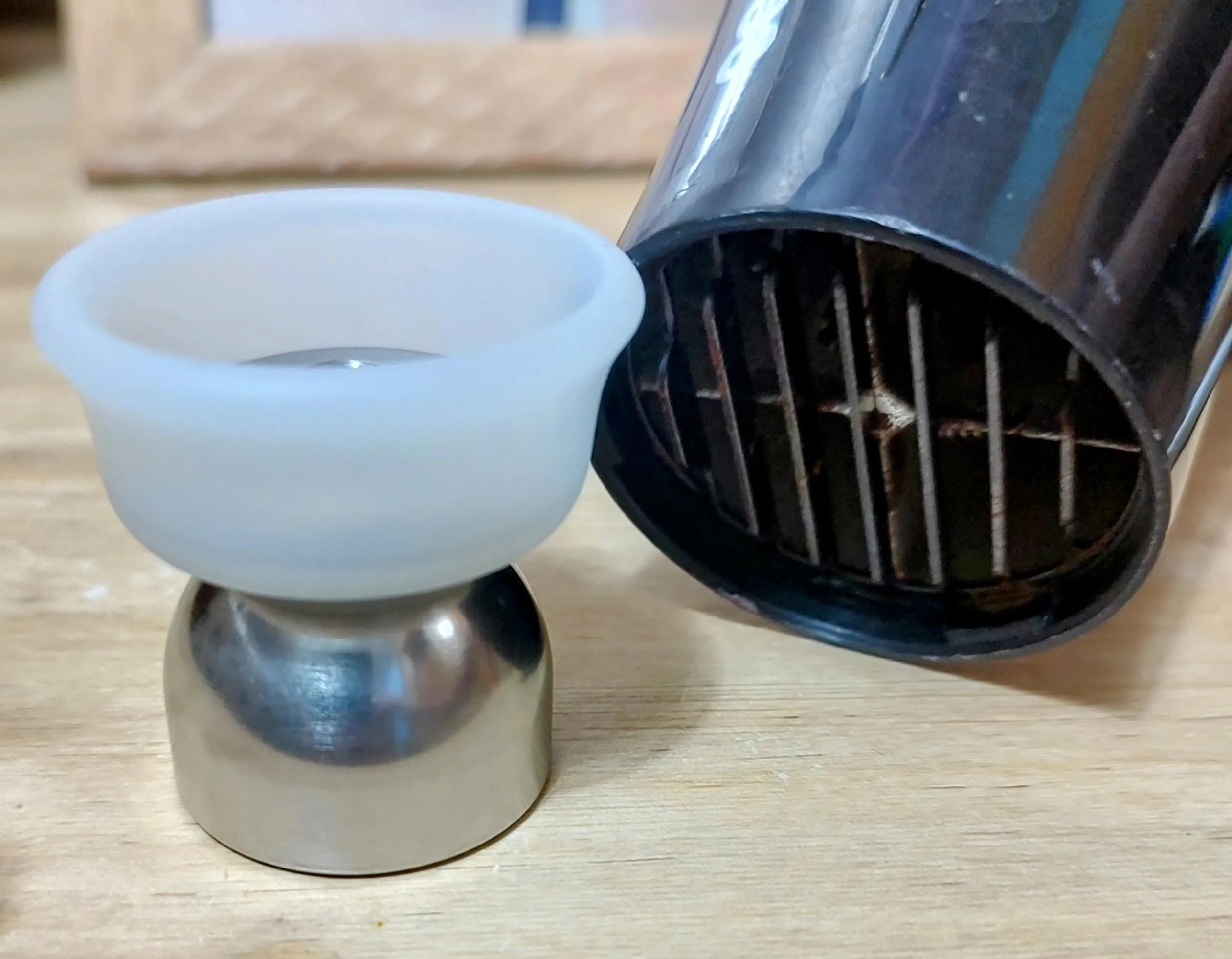 Squeaky Clean Device Hack! 1. Dawn dish soap, 2. Rinse, 3. Followed by hot blow dryer!! No more looking for paper towels,rags ECT . No more, dust, hair , Lint, or wasting endless dollars on paper towels !! Only a few seconds to Dry! 💡💡💡( Hot air