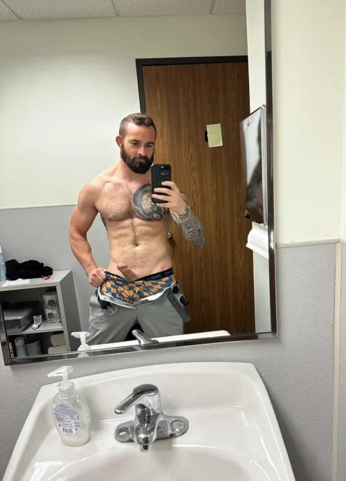 I've had a crush on my best friends stepdad for ages, and with father day coming up in offered my services as a bodyswapper to my buddy. What better gift for your dad, the chance to become a younger woman. Oh and also I get to enjoy a few days... Or lon