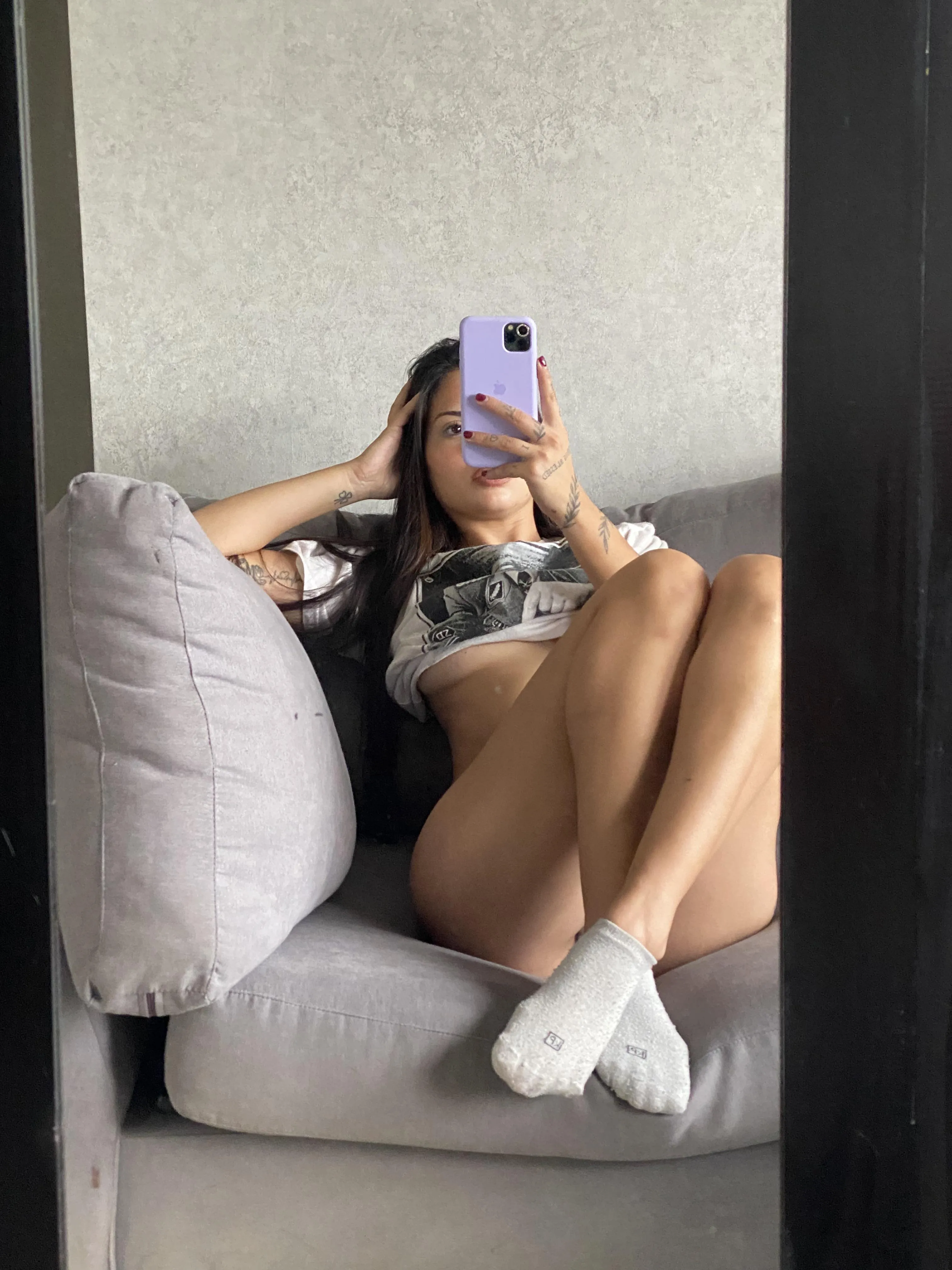 J’aimerais que tu glisses tes mains sous mon tee-shirt