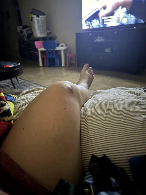 What did a torn ligament, tendon, or muscle in the knee area feel like to you?