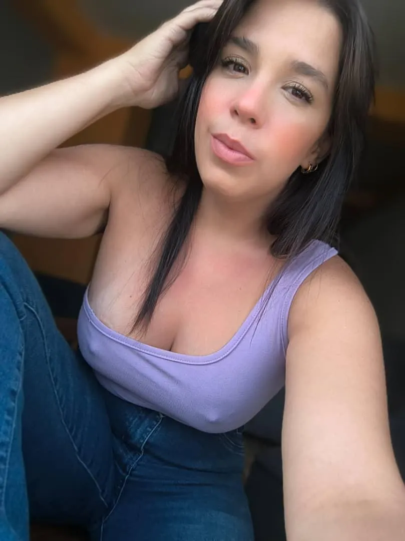 As comfortable as I am happy, without a bra 😌