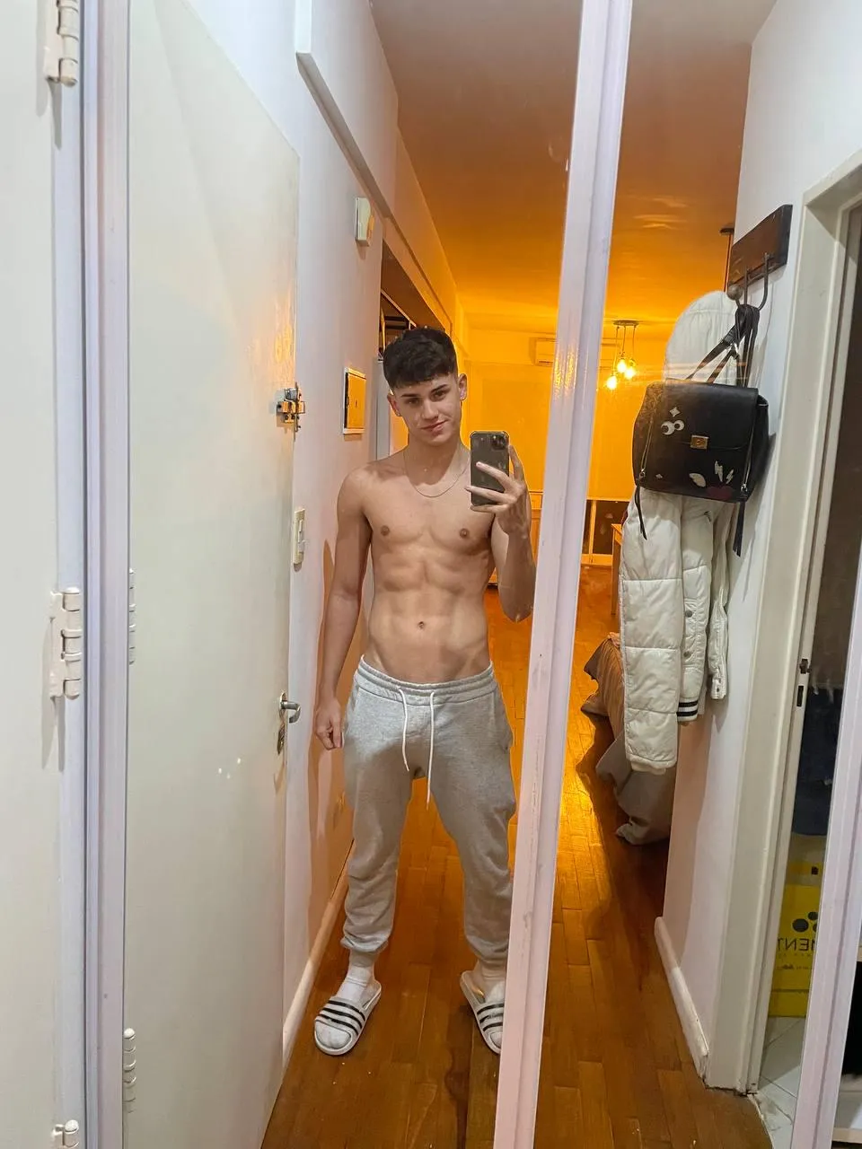 Hello beautiful, I'm online, talk to me.