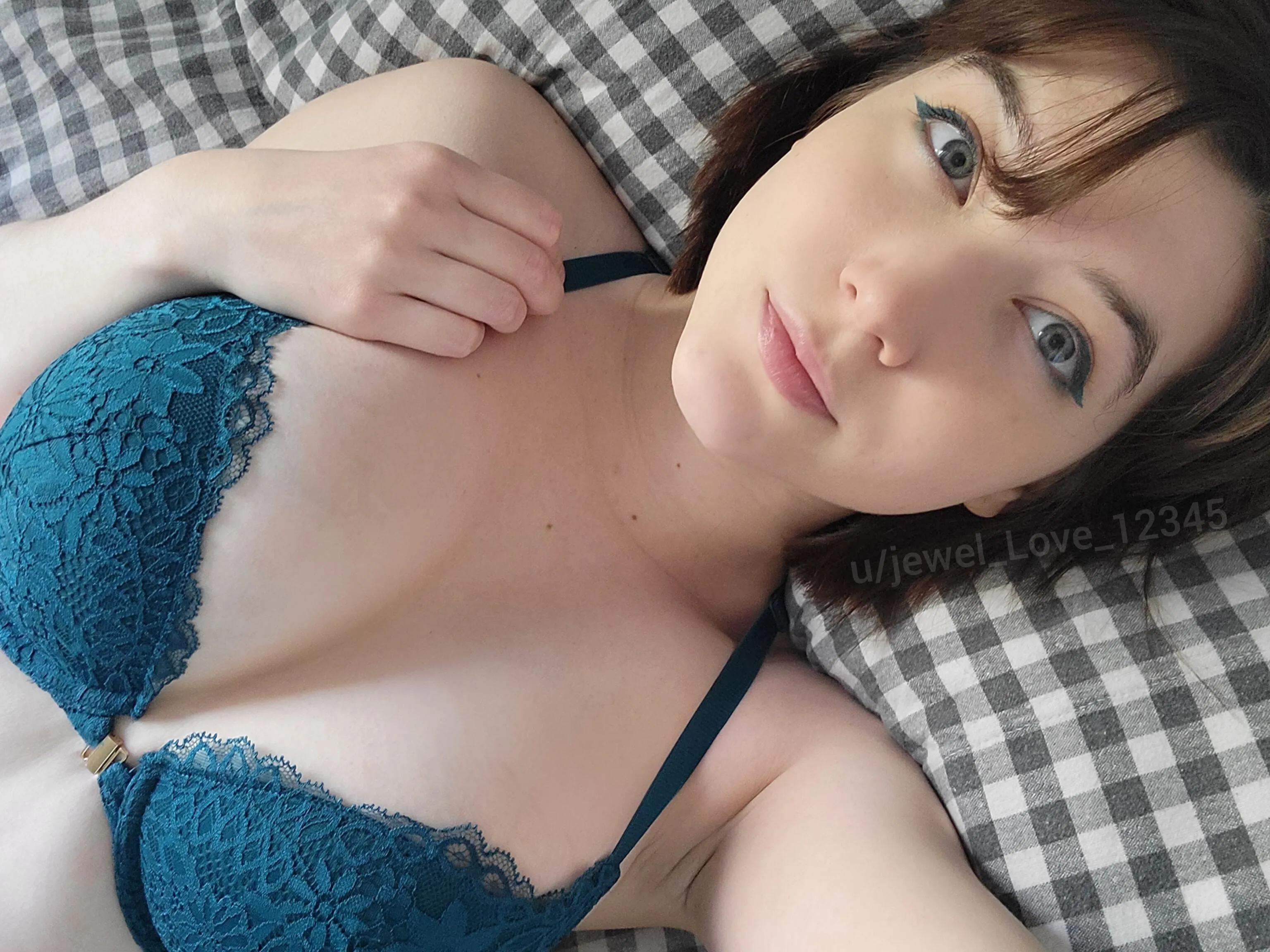 Here's a naughty selfie for your feed 😘