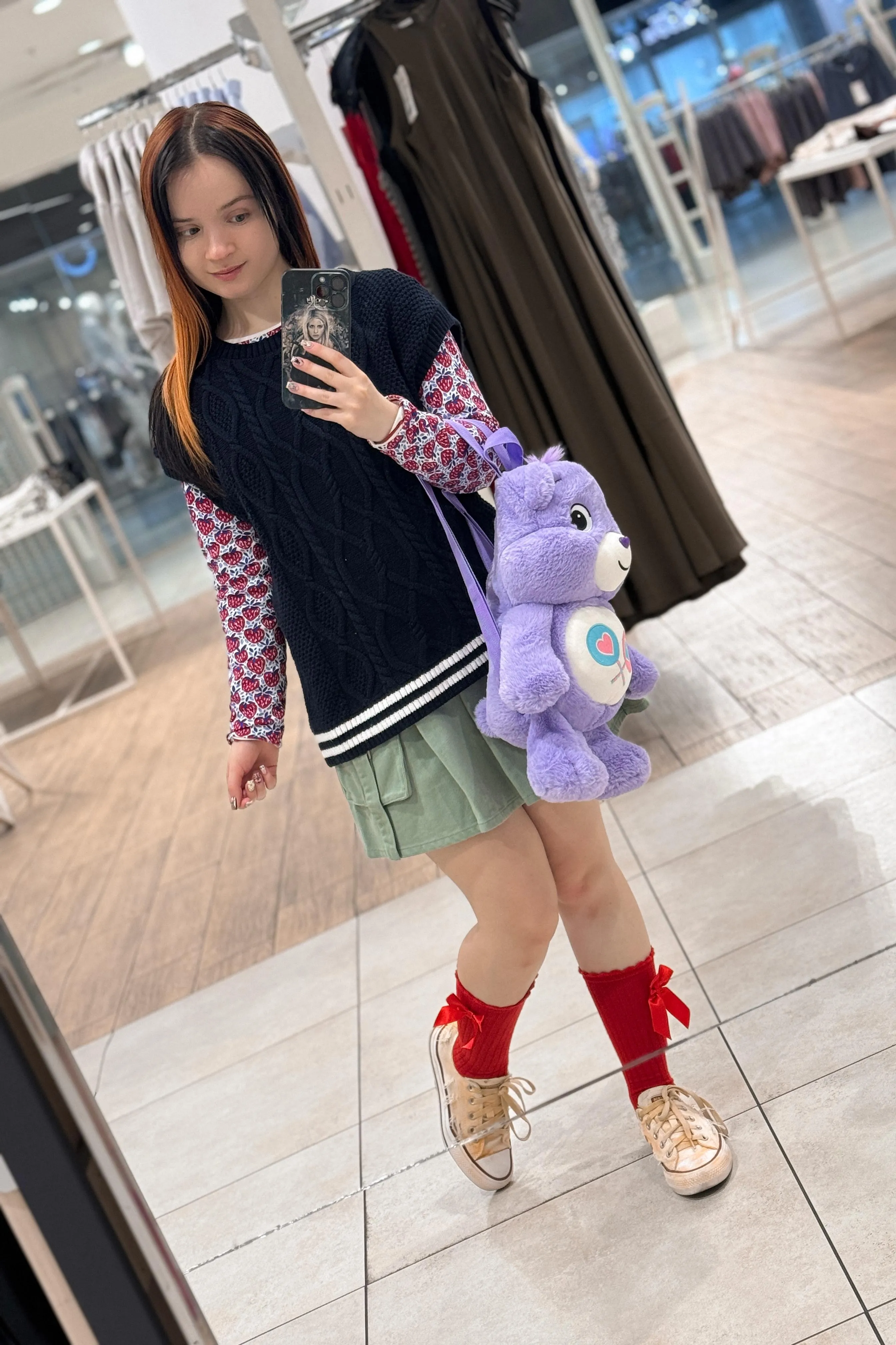 Hiding from the rain in the mall..It's a pity that they don't sell cotton candy here anymore, and the clothes in most stores definitely don't fit me 😏