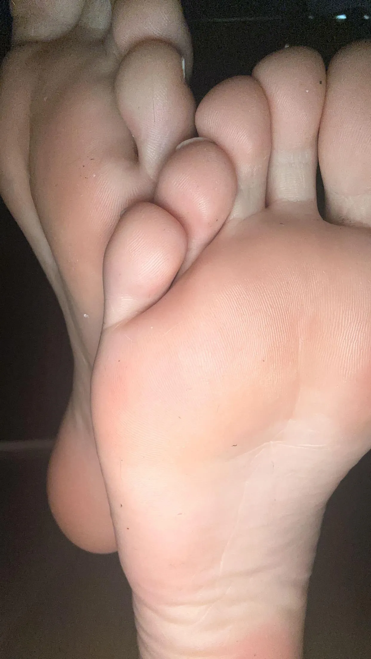 I wanna feel your tongue caress my hot soles