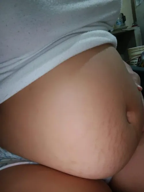 It's a nice night to rub my pregnant belly.