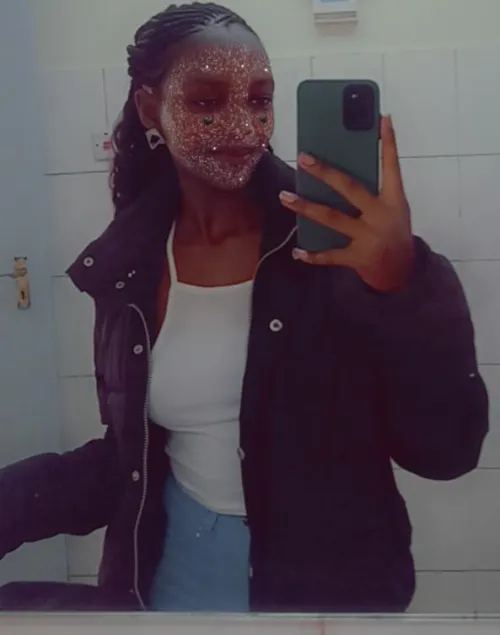 Stepping into your day with confidence and a knowing smile, because a powerful Ebony Queen deserves all the devotion👠👄