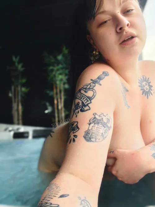 Wie gaat er nu met een bikini in de jacuzzi? Rare mensen 🤔