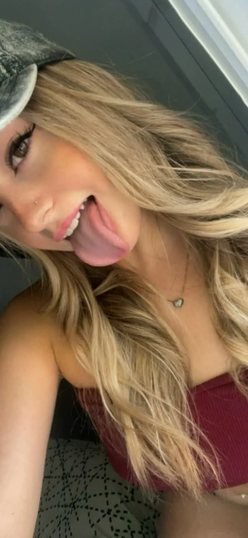 35💬 får den bløde lyd af mig, der hvisker »ja« 🙈👅