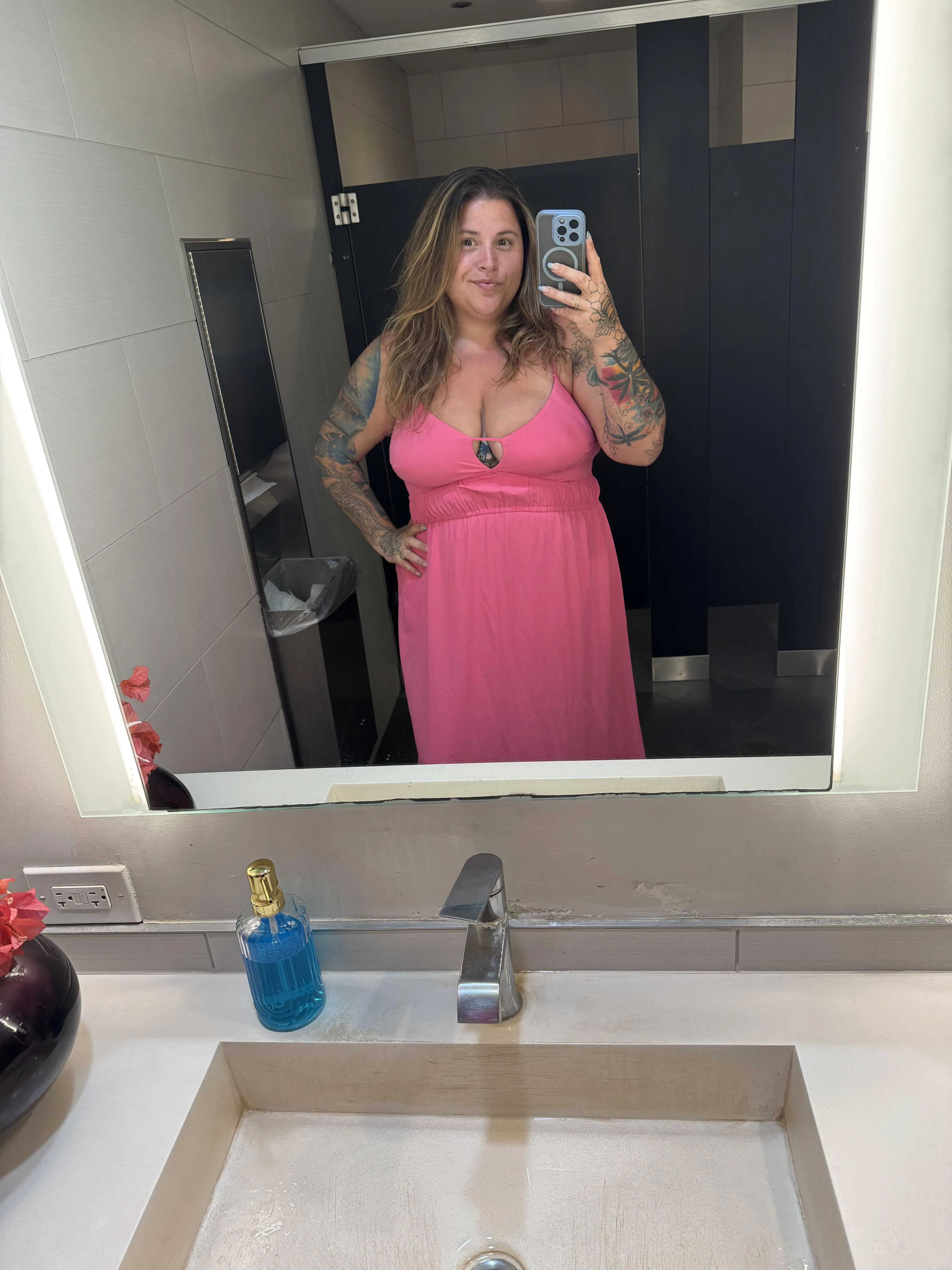 Flirtatious bbw covered in tattoos, happy Friday!