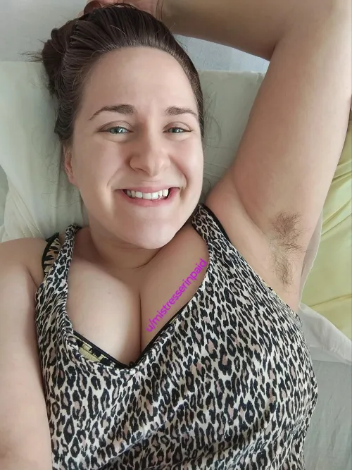 Hairy pits and leopard print are a match made in heaven.