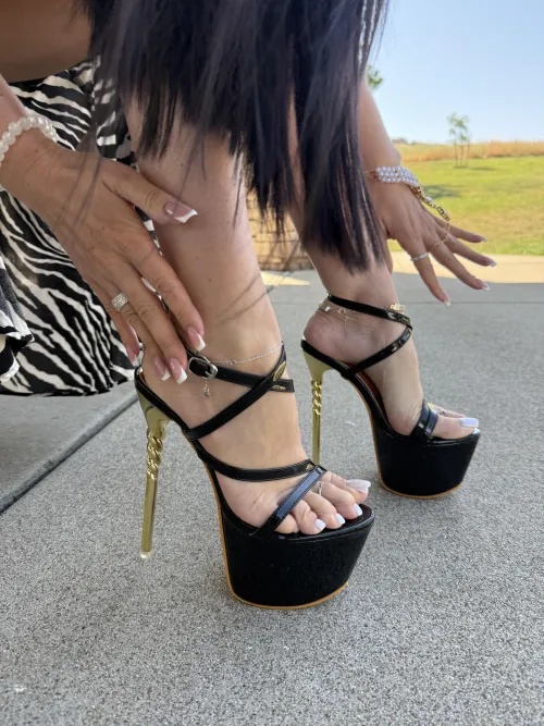 I'm ready to make your toes tingle. What's your favorite part of a pearl pedi? 🤗💅