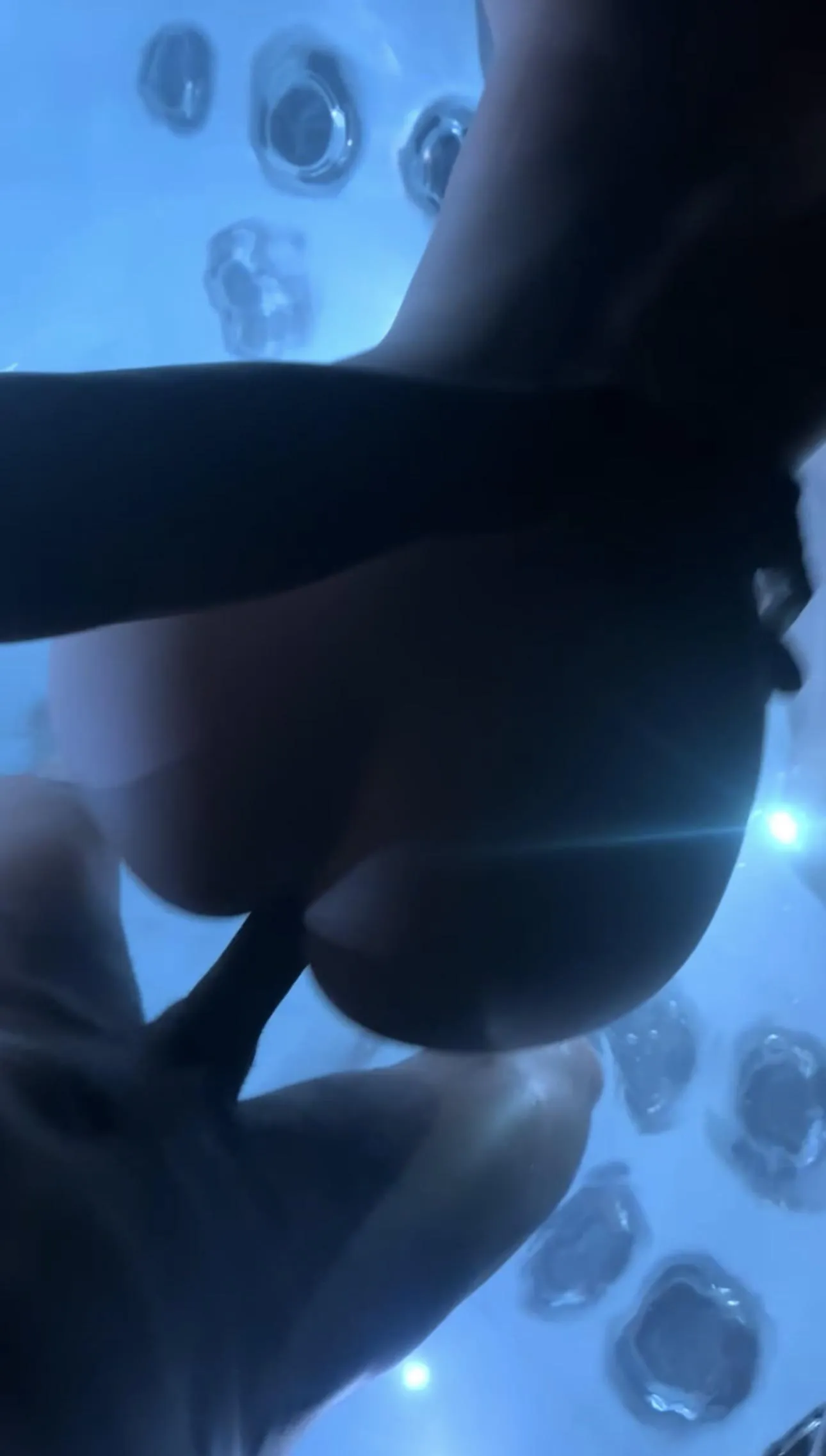 pawg taking this dick in the hot tub😮‍💨