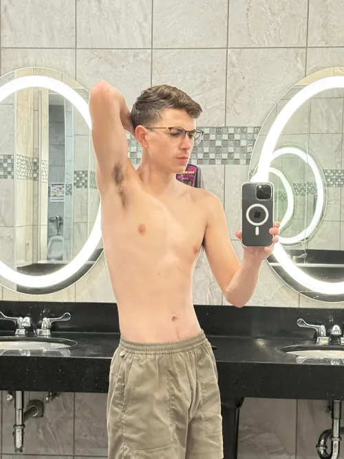 Ripe pits, post workout w/ no deodorant (19)