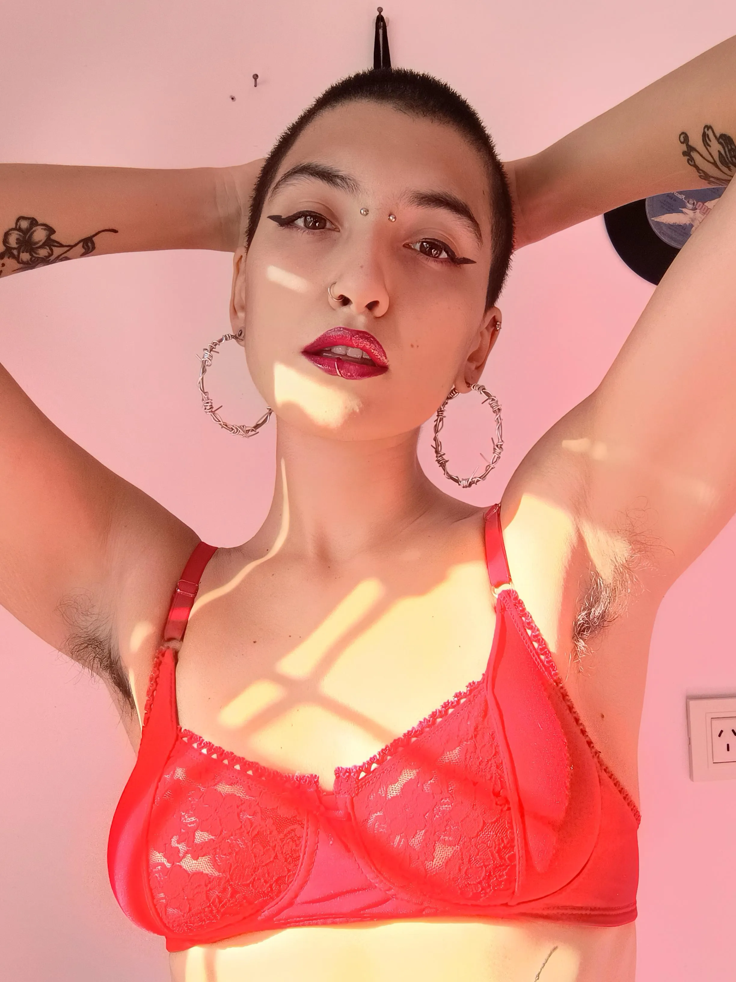 Taste my hairy armpits