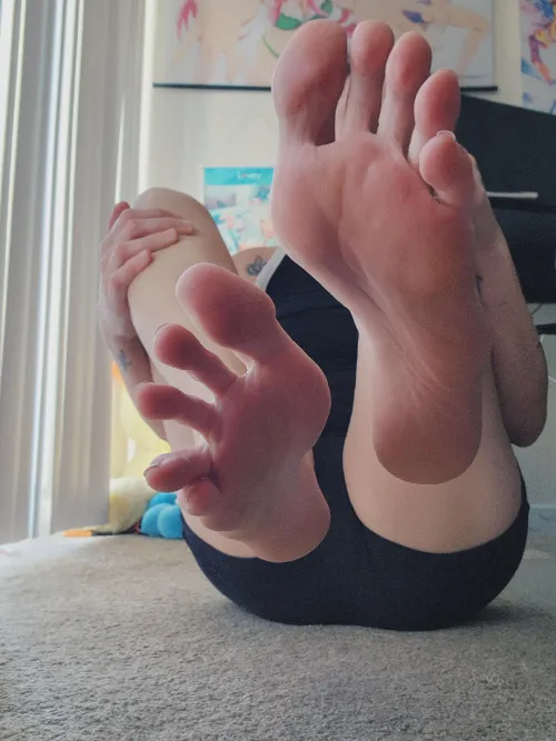 THE pose size ten nerd feet