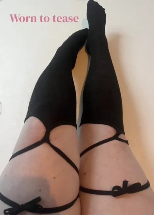 Bet you’d love to bury your face in these sweaty knee highs 😏 [F]