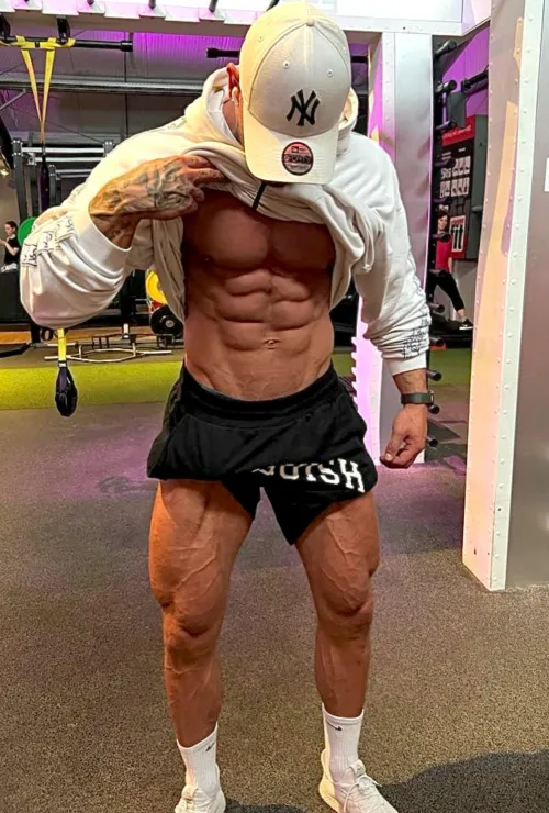 Count the abs while you worship. In German.