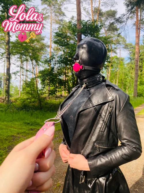 Mommy goes for a walk with her Rubberdoll 🖤