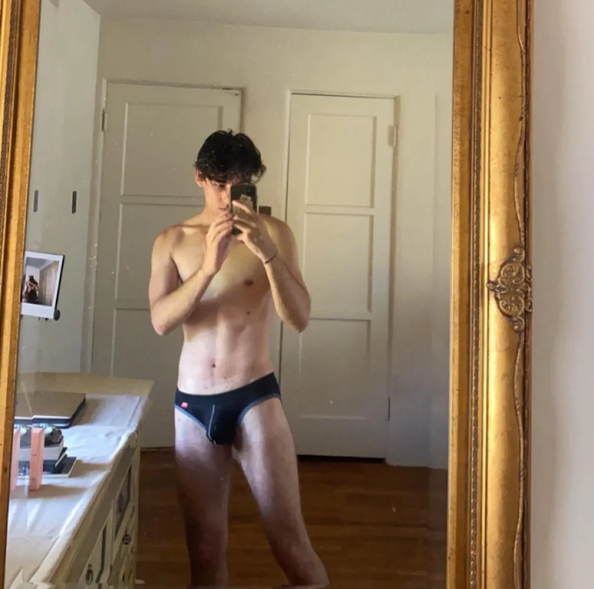 19 yo . HMU for custom content