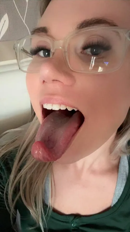 A little tongue action never hurt anyone… right? 👅