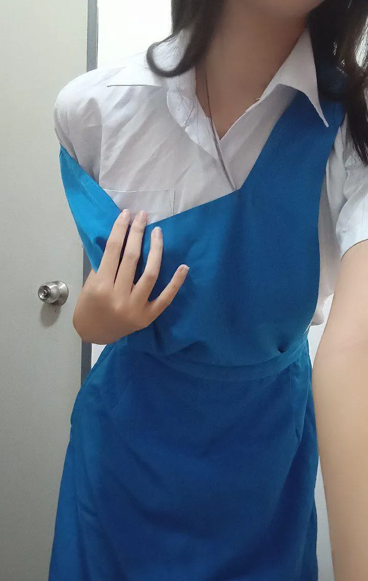 In uni but i fit in my secondary school uniform 👀