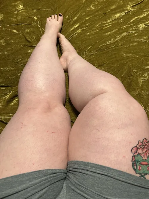 Short shorts, thick thighs, and cute feet 🩷