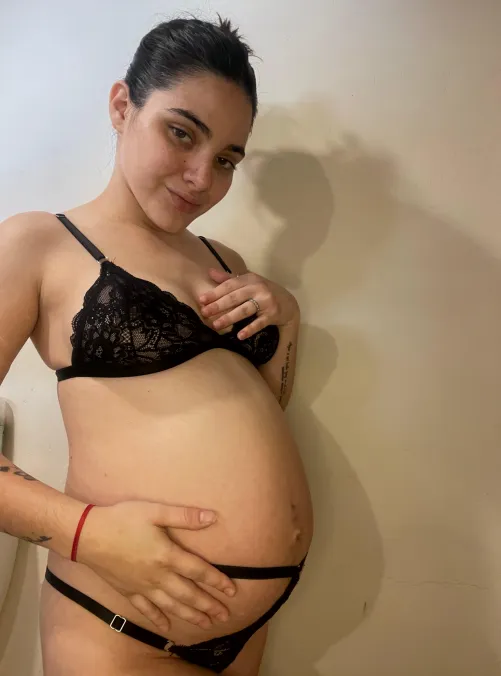 35 weeks pregnant at 19yo and my bump has gotten so big