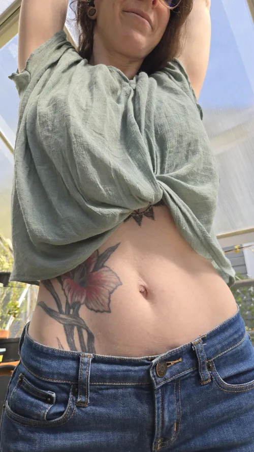 A cropped top and jeans type of day ☀️