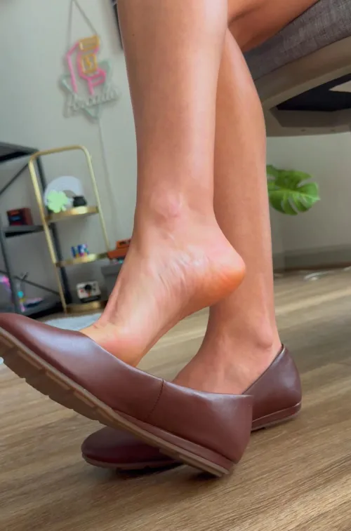 Flats are perfect for dangling lol 🌸