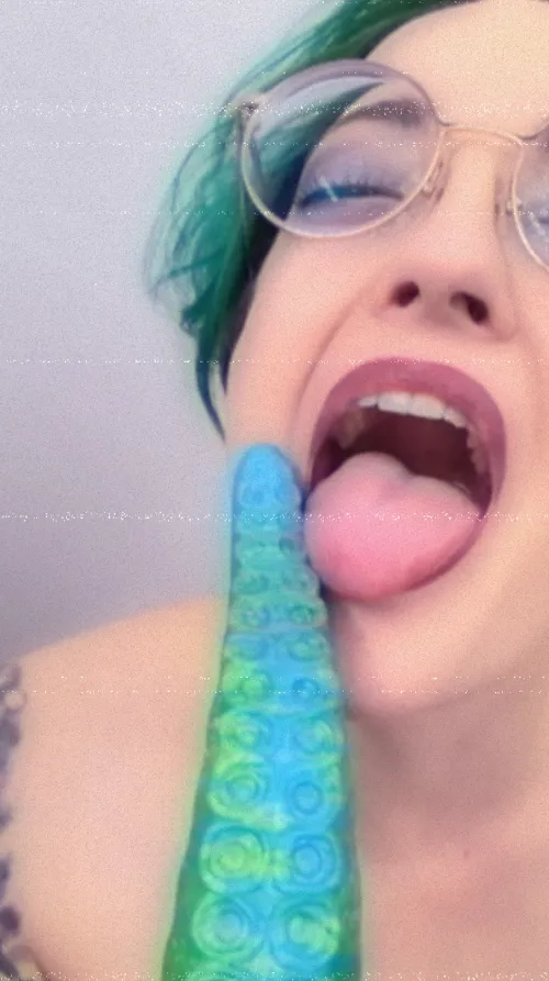 This alien babe loves alien dick...!