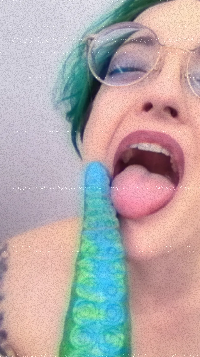 This alien babe loves alien dick...!