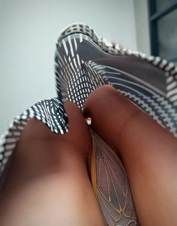 Viens découvrir ce qui se cache sous ma robe 👗