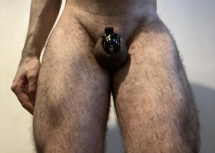 A small cage will make your leg days even better 🔒