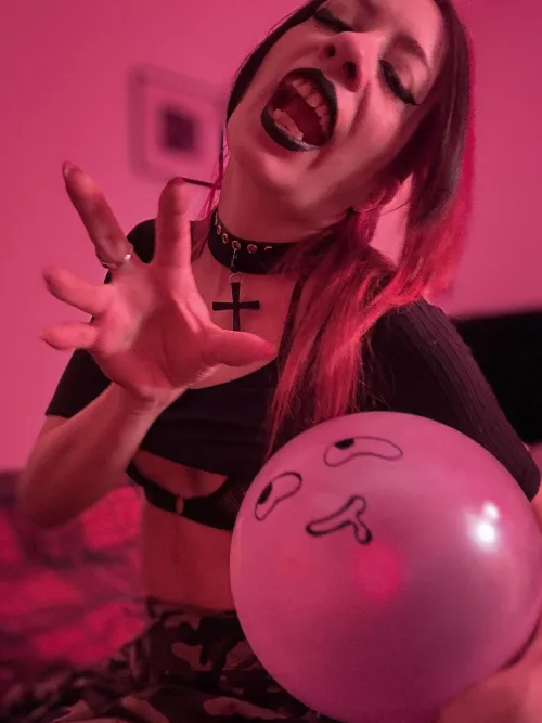 I adore your expression, you don't know at what time my globe will explode. MUAHAHA.