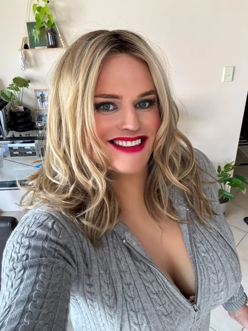 Who wants this lovely lady to come round tonight? (CD) 33