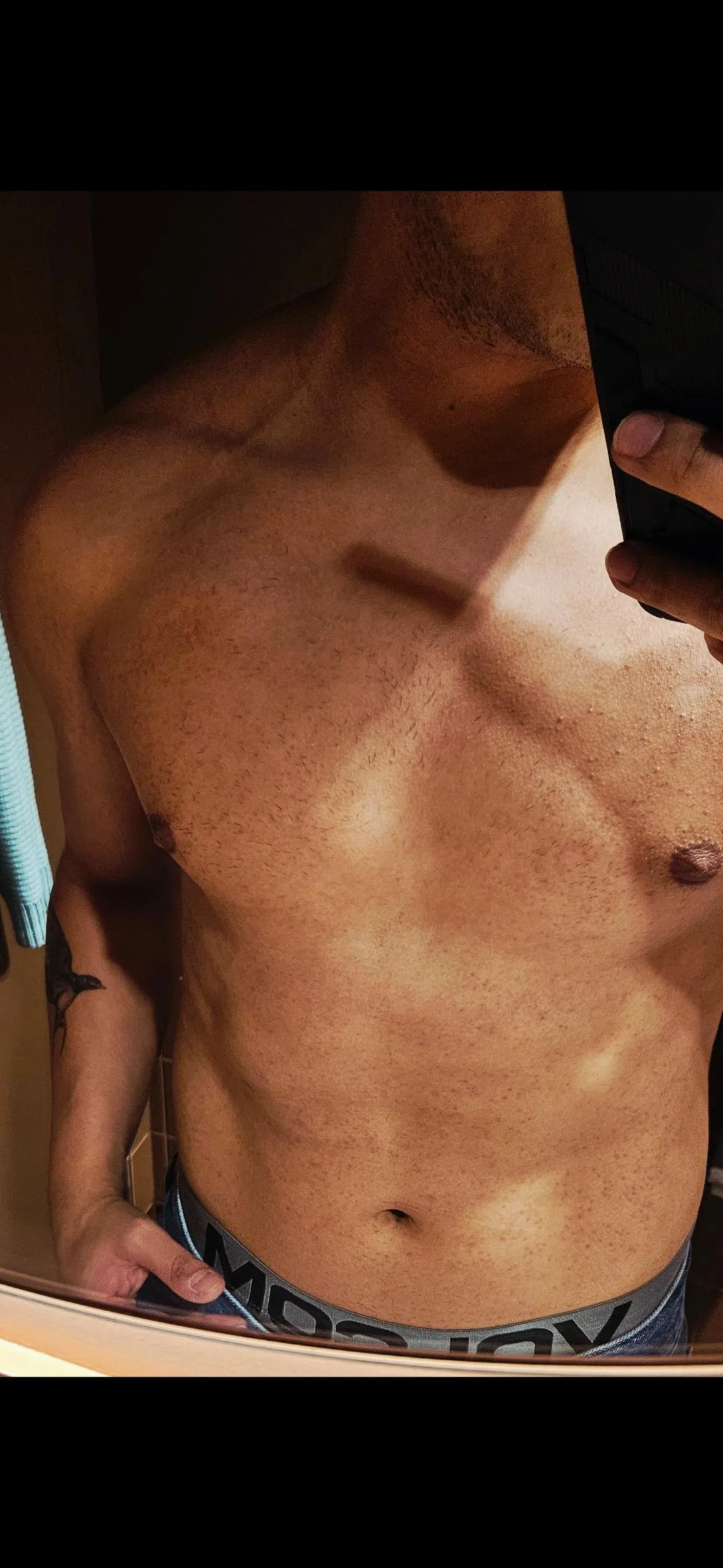 Any girl free tonight to grab some drinks and have fun? I can host