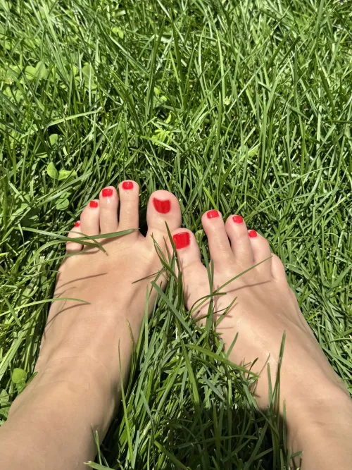 Grass is my second favorite thing on my feet… can you guess the first 😘
